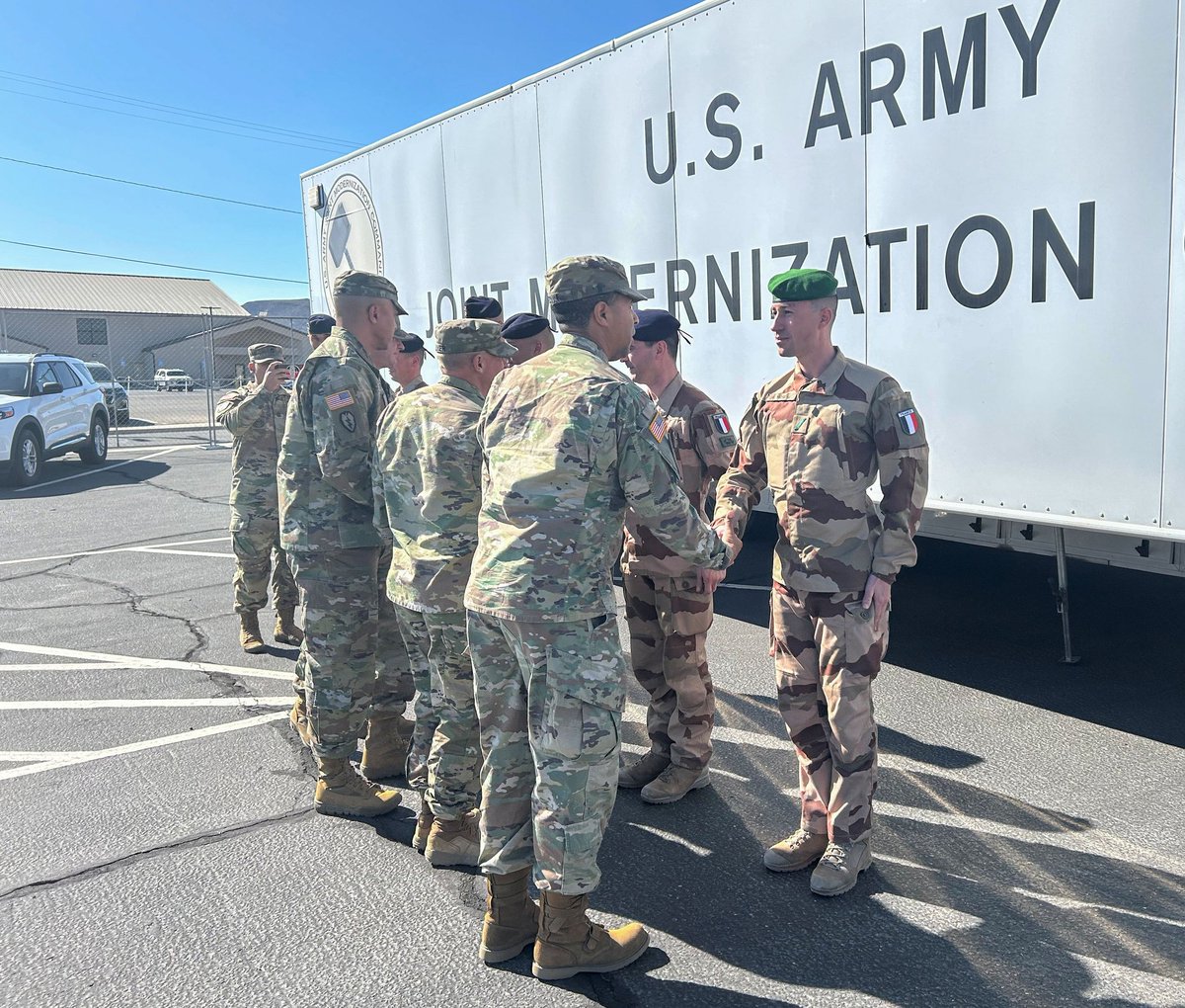 COM6BLB's tweet photo. Déployé à Fort Irwin, Californie 🇺🇸 dans le cadre de l'exercice multinational #Capstone25, un détachement de la #6BLB a été témoin d'un accident de la route aux abords de la base. Ils ont prévenu les secours et porté une assistance vitale à la victime avant l'arrivée des pompiers https://t.co/z9px8MnKUv