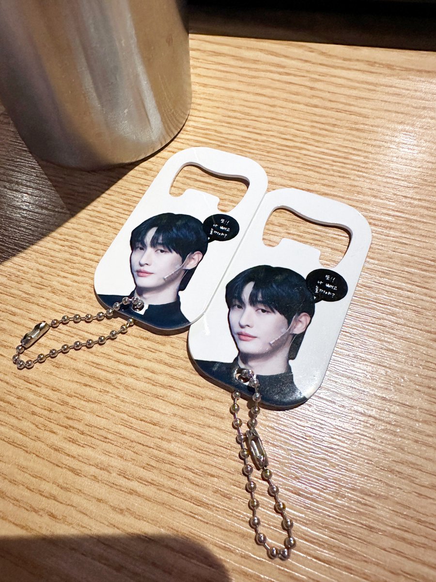 wisdomroong2's tweet photo. 🎉2025 Yoon Ji Sung Fan Meeting 나눔

팬미기념으로 준비했습니다🥳

과거와 현재.. 그리고 미래를 잇기 위해 우리는 병 하나쯤 따야하니깐(?) ‘미니오프너’예요ㅋㅋㅋ

요렇게 가방에도 휴대(?) 키링으로 사용가능합니다❤️

일요일날 봐요😋

#윤지성 #YOONJISUNG https://t.co/DfrLUL1T7Z