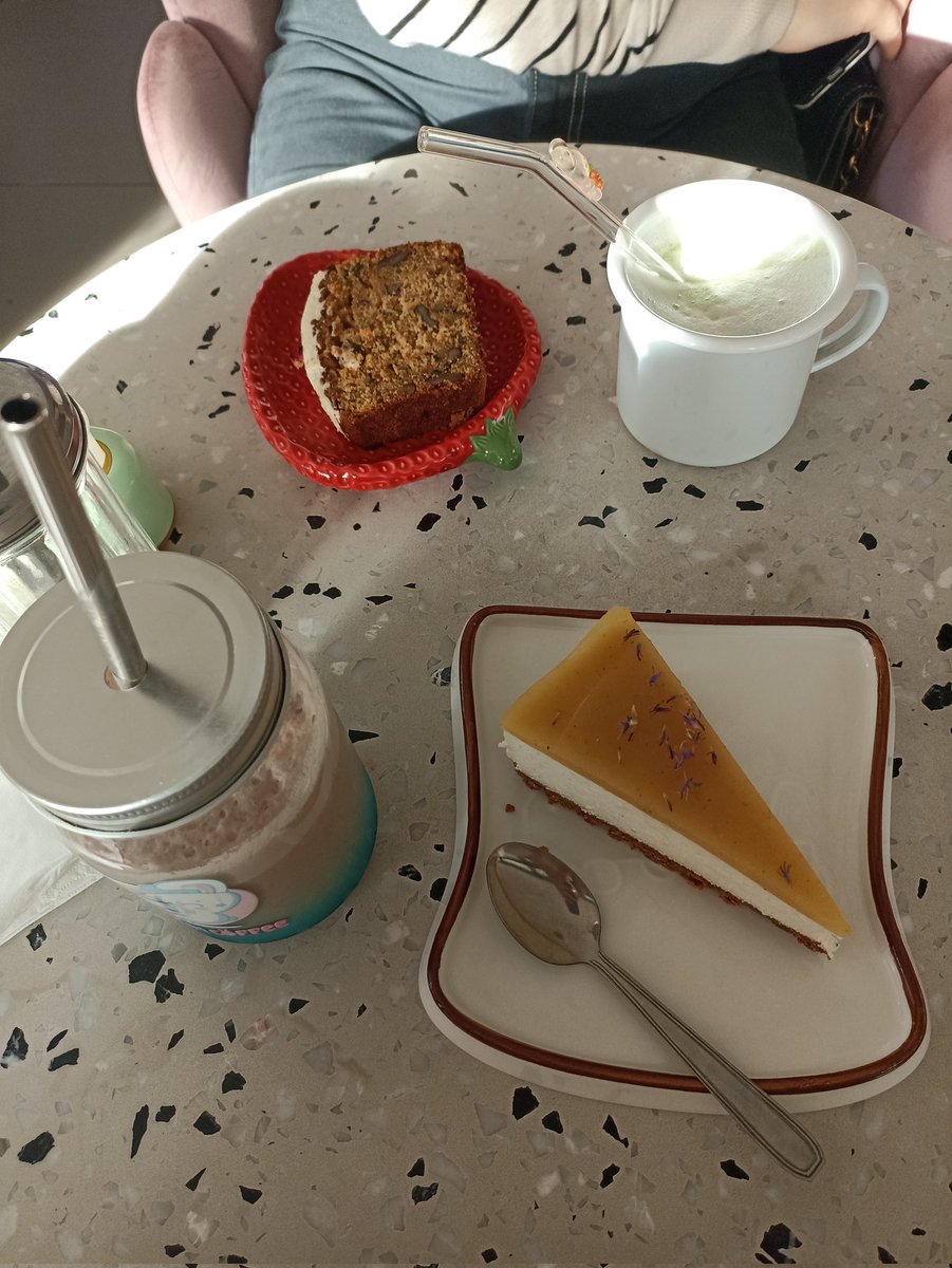 lovelycupoftae's tweet photo. On est dans un café lapin 🥺🥰 https://t.co/RY70qrIdOA