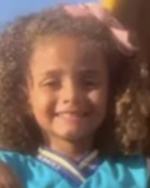 🚨BRASIL: Criança cai em creche, sofre traumatismo e é colocada para dormir.

A família acusa a escola de negligência, pois a menina, Pérola, caiu, mas não recebeu atendimento imediato. Segundo os familiares, a professora responsável a colocou para dormir sem avisar os pais.