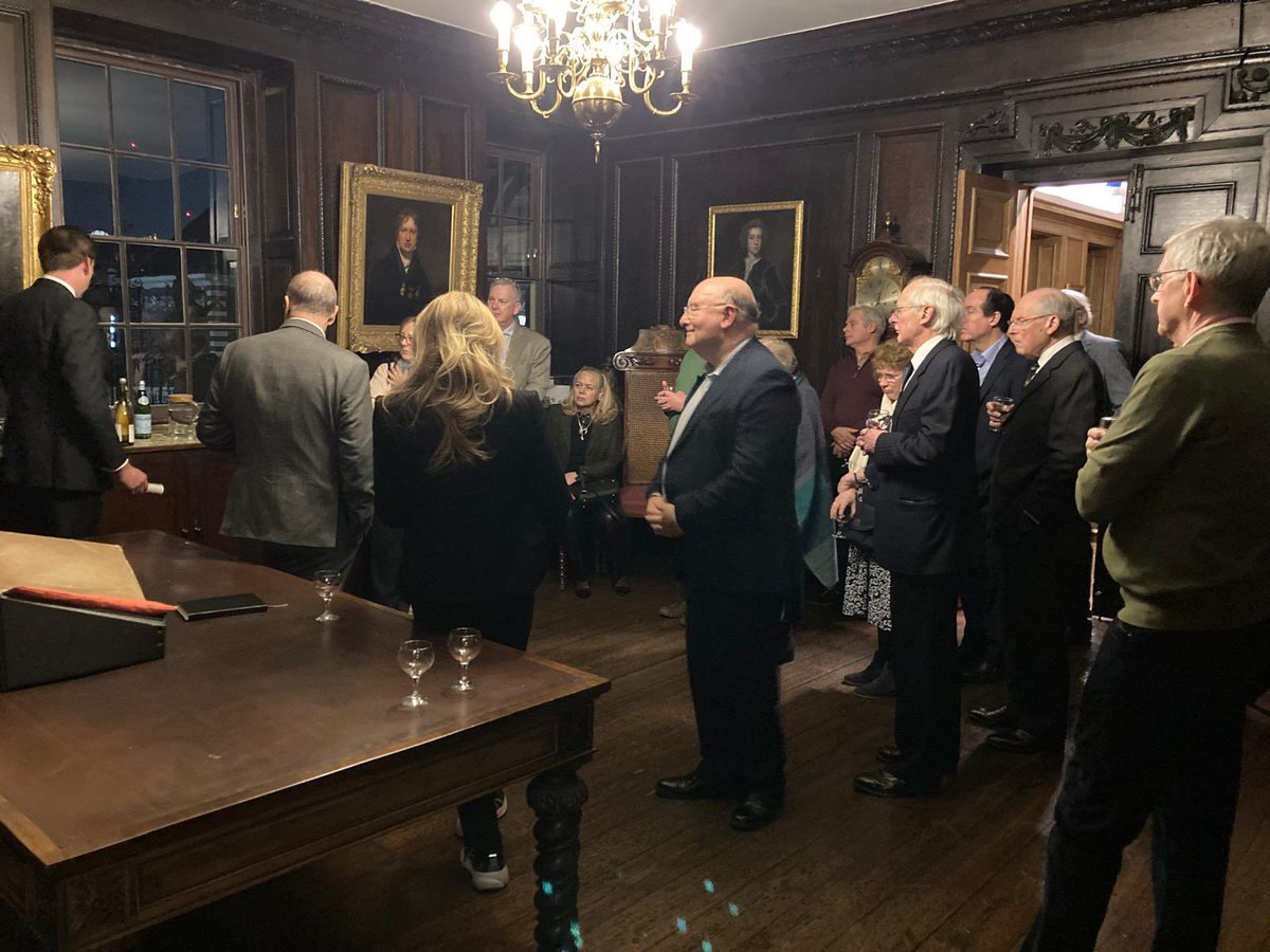 WheelwrightsWC's tweet photo. This week Master Chris Ball hosted a very enjoyable visit to the College of Arms, a royal corporation responsible for all matters of heraldry in England, Wales, Northern Ireland and some Commonwealth realms. 

#livery #arms #heraldry https://t.co/K05eq9dkEd
