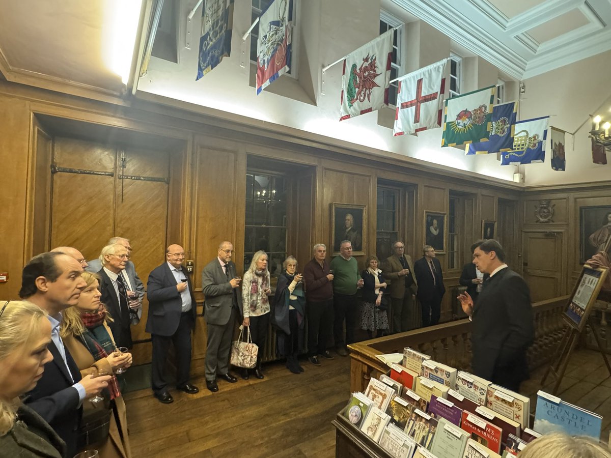 WheelwrightsWC's tweet photo. This week Master Chris Ball hosted a very enjoyable visit to the College of Arms, a royal corporation responsible for all matters of heraldry in England, Wales, Northern Ireland and some Commonwealth realms. 

#livery #arms #heraldry https://t.co/K05eq9dkEd