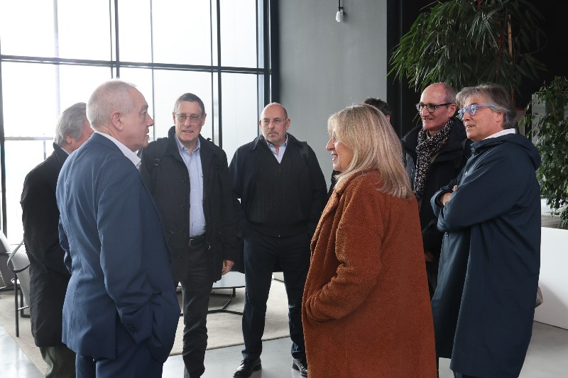 ➡️Aquesta tarda hem rebut la visita d' <a href="/AccioSolidaria/">Acció Solidària Contra l'Atur</a>  al #DFactory. El DEE al <a href="/ConsorciZF/">Consorci de la Zona Franca de Barcelona</a>, <a href="/pere_navarro/">Pere Navarro Morera</a> els ha acompanyat a la visita per l'ecosistema. Hem compartit com al #DFactory impulsem la innovació tecnològica i generem oportunitats d'ocupació de qualitat. 💼