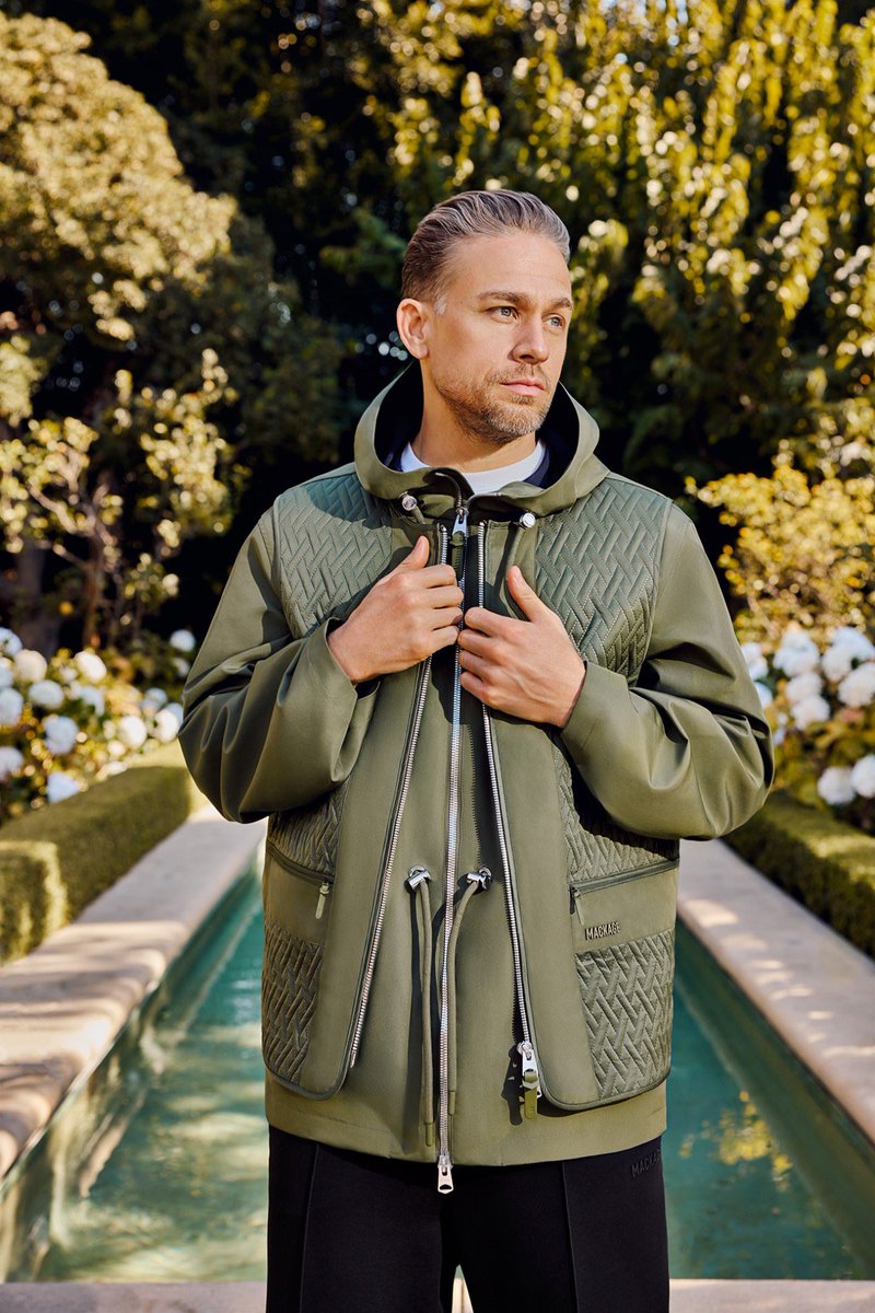 acessochbr's tweet photo. Charlie Hunnam para a campanha de primavera de 2025 da marca Mackage. https://t.co/9gyKRK6ZX4