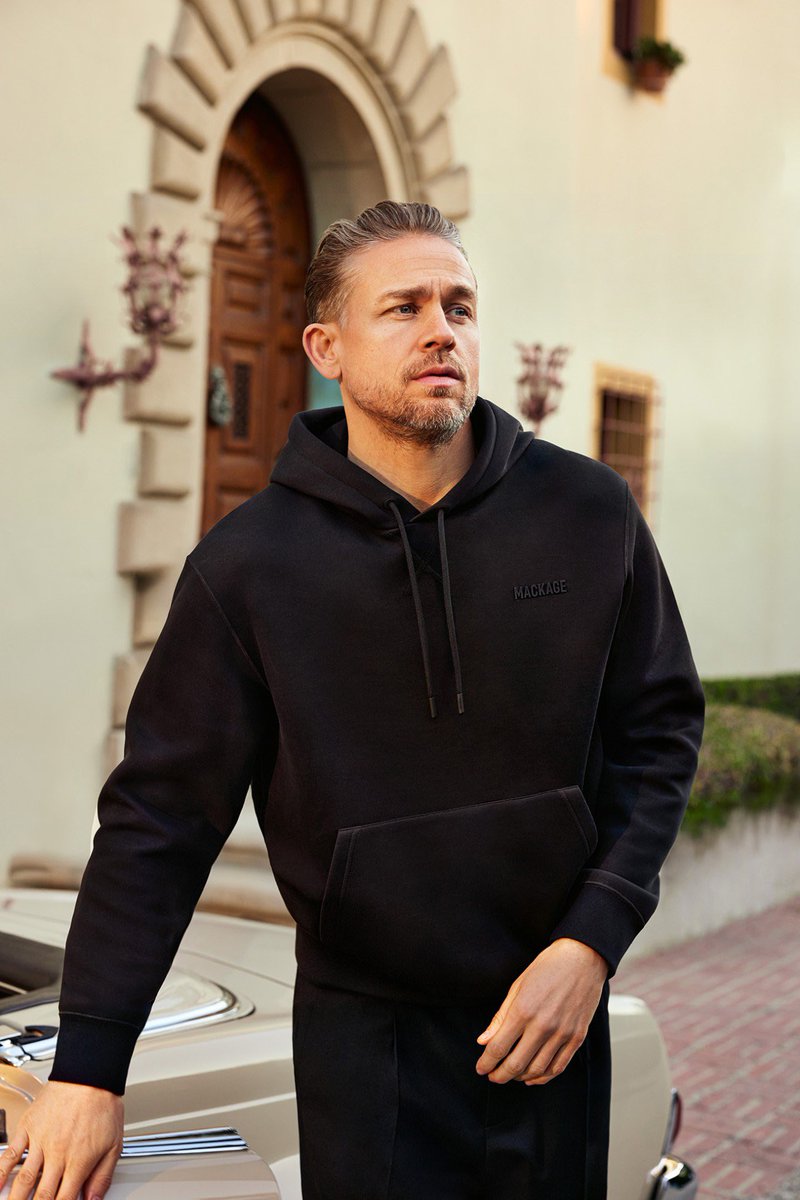 acessochbr's tweet photo. Charlie Hunnam para a campanha de primavera de 2025 da marca Mackage. https://t.co/9gyKRK6ZX4