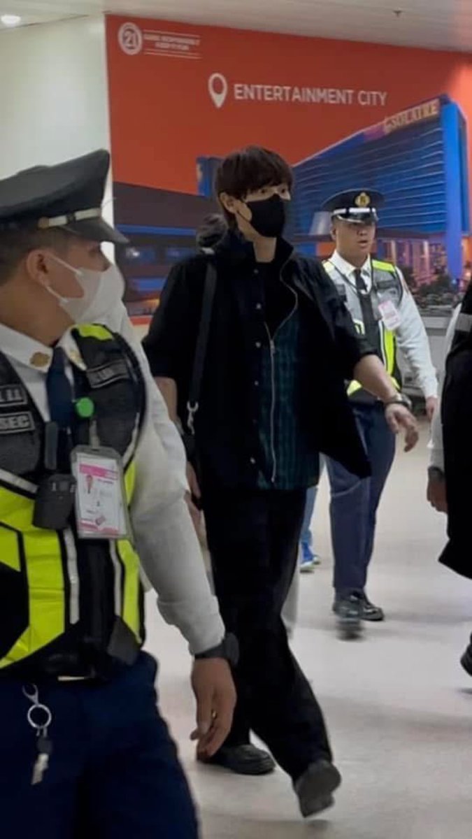 kokokbop's tweet photo. CHANYEOL IS BACK IN MANILA 🤍🥹 https://t.co/iNkmA1nxun