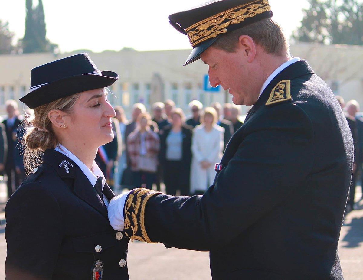 GossipRoomOff's tweet photo. 🚨 Le 7 avril 2024, alors qu’elle était en repos, la gendarme Chloé D., de la Brigade de Proximité de Bédarieux, n’a pas hésité à intervenir spontanément sur un accident mortel de la route.

Apercevant un véhicule immergé dans un cours d’eau, elle a immédiatement alerté le CORG (Centre d’Opérations et de Renseignement de la Gendarmerie) pour demander des renforts. Mais face à l’urgence et malgré l’obscurité, elle a pris la décision de se jeter à l’eau, glaciale, pour porter secours aux victimes. Avec détermination, elle est parvenue, non sans difficulté, à extraire le conducteur et son passager.

Ce lundi 17 février 2025, elle a été récompensée par la remise de la médaille d’acte de courage et de dévouement de la gendarmerie nationale. Bravo Chloé ! 👏🏅 (via Midi-Libre)

📸: Gendarmerie de l’Hérault