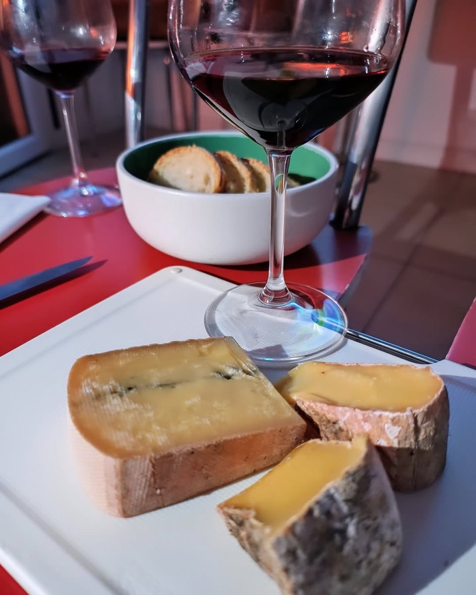 LisaKing_9's tweet photo. Barbera and Champagne, Piemonte and France—a classic duo, both musically and perfect for winter. Whether paired with mushrooms or French cheese, it’s a timeless taste experience.#Barbera #Champagne #WineLover #Piemonte #FrenchWine #PerfectPairing #FoodAndWine #WinterVibes #Miami https://t.co/lwn8Cdqud9