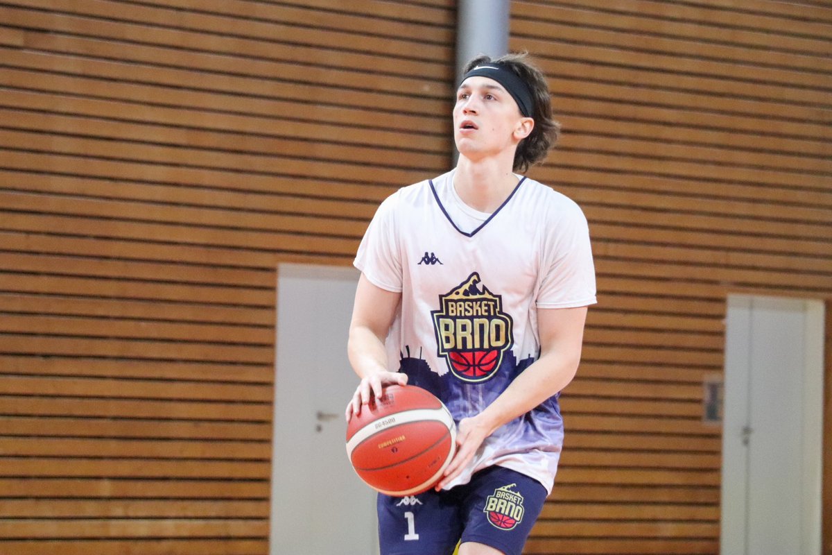 Dylan Frye je naplno v tréninkovém procesu! Během reprezentační přestávky se seznamuje s halou i spoluhráči, aby byl připraven na první zápas, který nás čeká už za týden na půdě USK Praha!