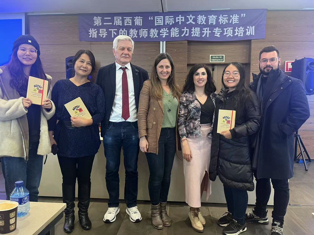 AEPEC_ChinoELE's tweet photo. Nuestra presidenta, Berta Cano, ha participado en el curso de formación para profesores organizado por CLEC, nuestro principal colaborador. En agradecimiento, Berta entregó un obsequio a todos los socios de AEPEC que participaron en este curso.
¡Hazte socio y únete a la AEPEC! 🤗 https://t.co/ME3mHjYouv