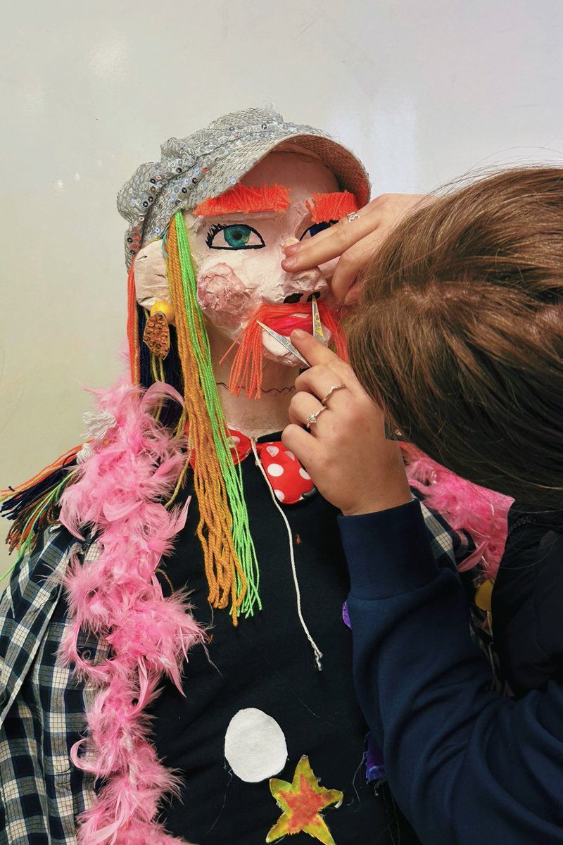 InsMColomer's tweet photo. 👑 Ja el tenim aquí!!

Gràcies a l’alumnat de l’optativa d’Expressió artística de 4t d’ESO, el rei Carnestoltes ja és aquí aquest curs!! https://t.co/H0FCzVHhNe