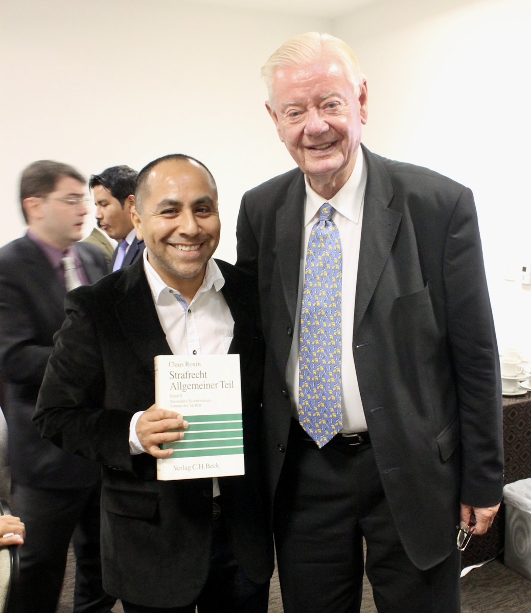 🔴 El Derecho penal hoy se viste de luto, nos ha dejado el Profesor Claus Roxin (1931-2025), el jurista alemán de la post guerra con más influencia en el mundo hasta la actualidad.

1️⃣ ¿Qué nos enseñó Roxin? Tras el Derecho penal nacionalsocialista (1933-1945), la dogmática