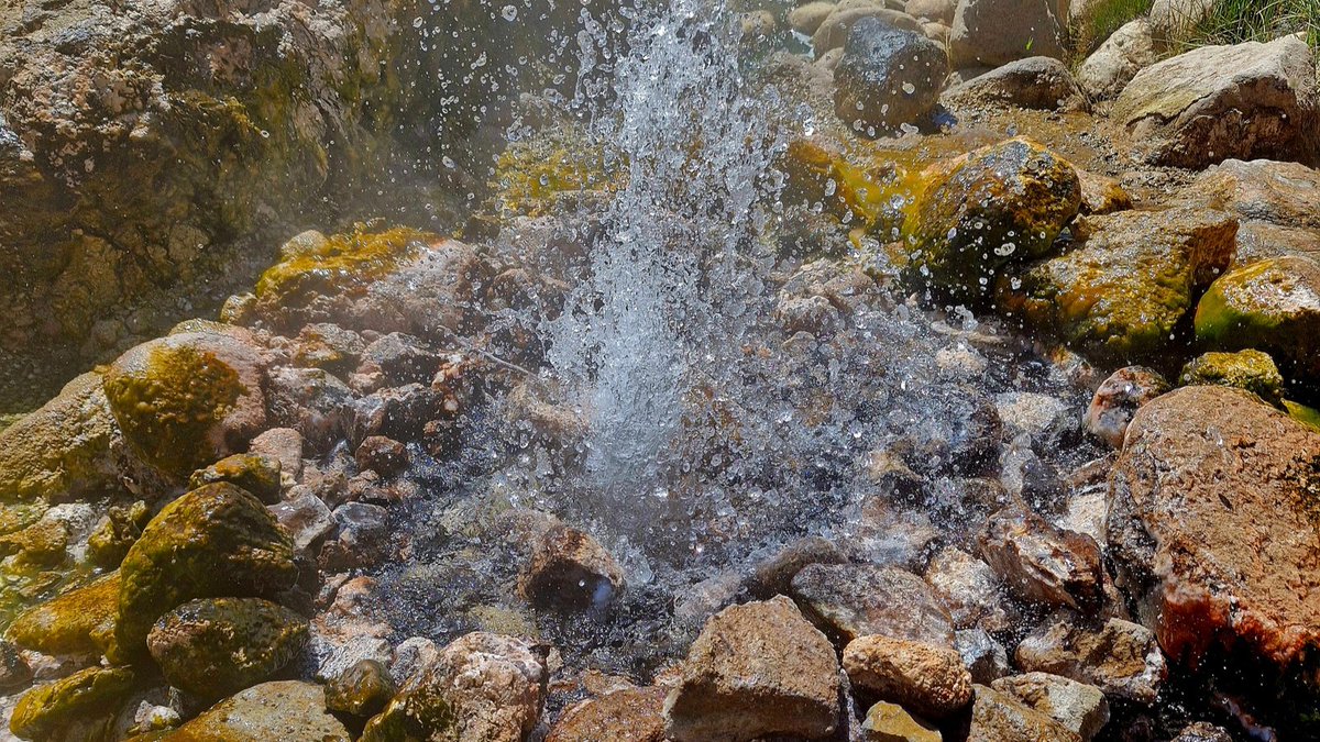 RamosMatias82's tweet photo. Aguas Calientes, Las Olletas y Los Tachos en el taller de Inventarios de Sitios Geoturísticos de Altos de Neuquén, en Varvarco. Evaluamos cartelería, accesibilidad y preservación junto a especialistas. Un encuentro enriquecedor organizado por el Ministerio de Turismo de la Prov. https://t.co/uehOQeXDnV