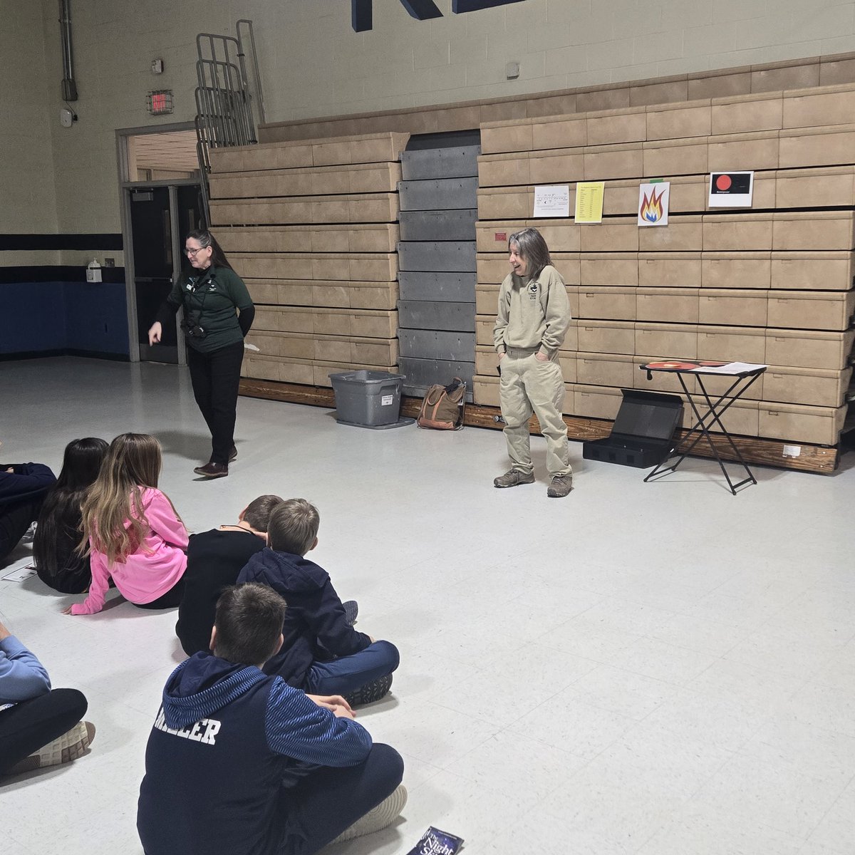 MrsRobertsonKIS's tweet photo. Nature Scopes Binocular Astronomy Program!  We used our binoculars to learn about Star magnitude! @GeaugaParks @KenstonSchools @KenstonKMS @kelly_kris_ https://t.co/V2rNGt0YqE