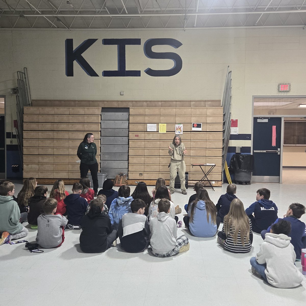 MrsRobertsonKIS's tweet photo. Nature Scopes Binocular Astronomy Program!  We used our binoculars to learn about Star magnitude! @GeaugaParks @KenstonSchools @KenstonKMS @kelly_kris_ https://t.co/V2rNGt0YqE