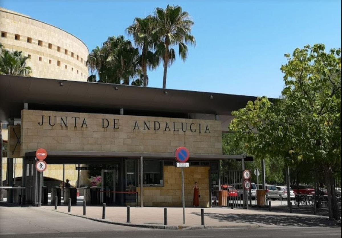 FSC CCOO de Andalucía #CumplirLoPactado (@comunica_fsca) on Twitter photo 📢Denunciamos la subida de salarios de altos cargos de la <a href="/AndaluciaJunta/">Junta de Andalucía</a> y continúa privatizando y precarizando al resto de su plantilla💢
💸El Gobierno andaluz "nos desmantela" se incrementa los salarios para sus altos cargos y personal directivo.
▶️acortar.link/jcVr2D 📢Denunciamos la subida de salarios de altos cargos de la <a href="/AndaluciaJunta/">Junta de Andalucía</a> y continúa privatizando y precarizando al resto de su plantilla💢
💸El Gobierno andaluz "nos desmantela" se incrementa los salarios para sus altos cargos y personal directivo.
▶️acortar.link/jcVr2D