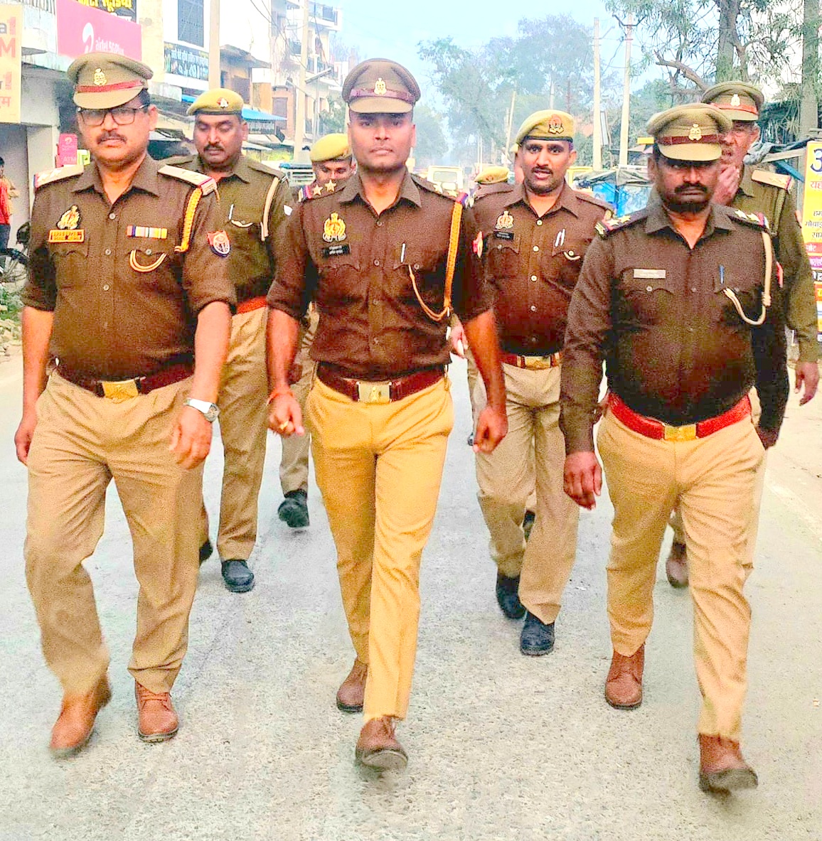 sitapurpolice's tweet photo. #SitapurPolice PS मछरेहटा पुलिस द्वारा अपराध नियंत्रण,शांति/सुरक्षा एवं कानून व्यवस्था तथा जनमानस में सुरक्षा की भावना बनाये रखने हेतु मुख्य मार्गों, बाजारों एवं भीड़-भाड़ वाले स्थानों पर पैदल गश्त की गई। #UPPolice #Footpatrolling https://t.co/SvHdZzToFl