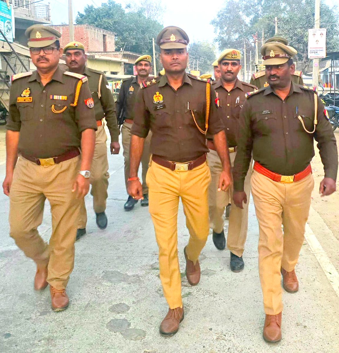sitapurpolice's tweet photo. #SitapurPolice PS मछरेहटा पुलिस द्वारा अपराध नियंत्रण,शांति/सुरक्षा एवं कानून व्यवस्था तथा जनमानस में सुरक्षा की भावना बनाये रखने हेतु मुख्य मार्गों, बाजारों एवं भीड़-भाड़ वाले स्थानों पर पैदल गश्त की गई। #UPPolice #Footpatrolling https://t.co/SvHdZzToFl