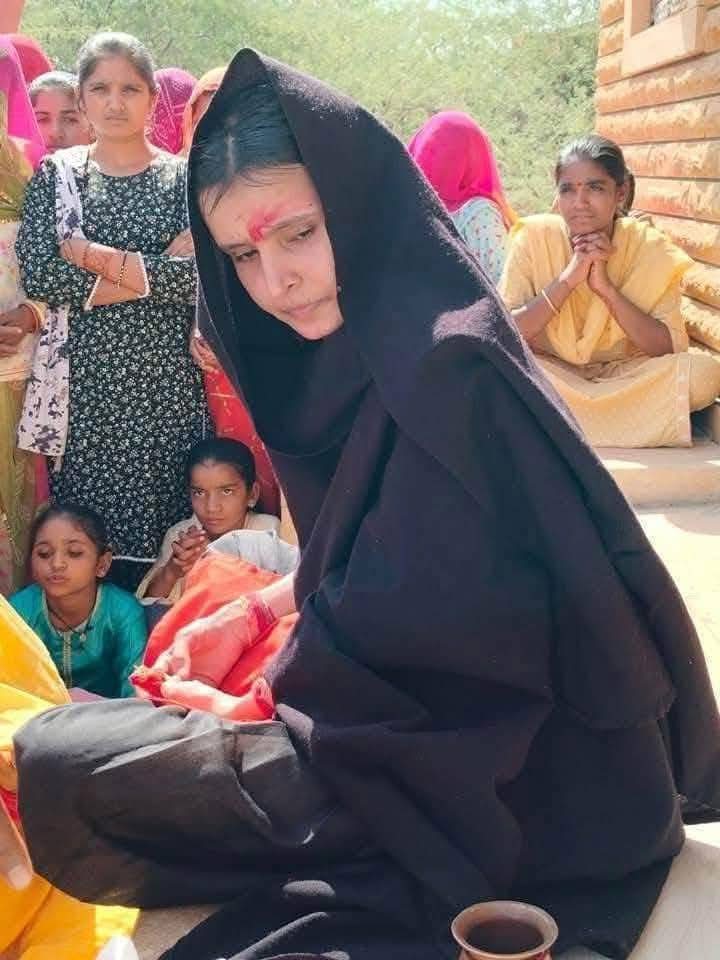 जैसा की सदियों से चला आ रहा है,वैसा आज भी हो तो कोई अचंभा नहीं है वैसे चारण पुत्री देव कन्या तो जन्मजात होती ही है।
और उसके बाद भी अगर कोई इस तरह की तपस्या और त्याग का समावेश इस उम्र में अपने अंदर आत्मसात कर ले तो वो साक्षात देवीय रुप ही है । 
🙏तखत बाईसा राज री जय हो।