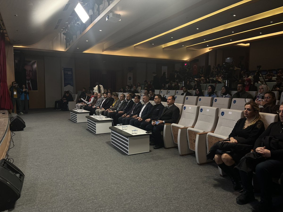📌 YYÜ #GençOfis 
 İl Müdürümüz Yalçın Özdemir, YYÜ Rektörü Prof.Dr. Hamdullah Şevli, kamu kurum amirleri, öğrenci topluluk danışmanlar ve gençlerimizin katılımı ile  ÜNiDES programı kapsamında ilimizde kabul gören 13 projenin lansman programı gerçekleşti.
#ÜNİDES
#GSBGM