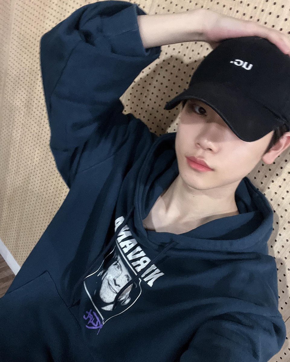 흰옷 어울린다구 하려고 갤러리 뒤지다가 이 사진 마주치고 바로 납득했어🥵