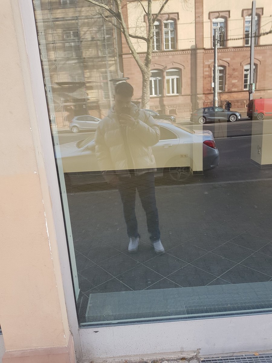 Giokimo_'s tweet image. ■ Uni geschafft 
■ Spiegelbild in Sonnenlicht 
■ Blumen für meine Mutter

So fühlt sich ein guter Tag an.