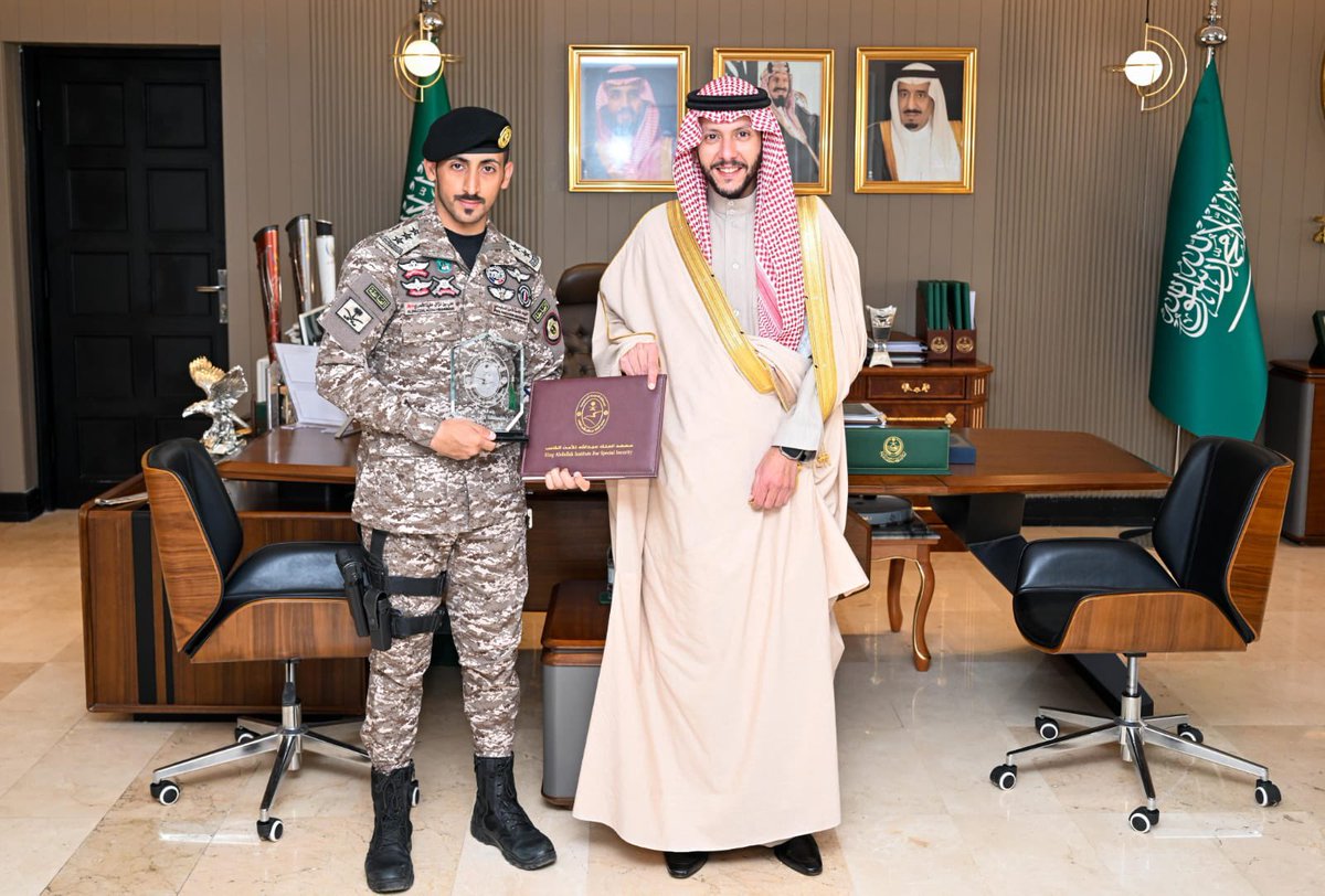 محافظ الطائف:

يقدم التهاني والتبريكات للنقيب مظلي علي بن نزال الشمري وذلك لحصولة على الترتيب الأول في برنامج أمن وحماية الشخصيات والمنعقدة في معهد الملك عبدالله للأمن الخاص، متمنيًا له التوفيق والنجاح في حياته العملية.