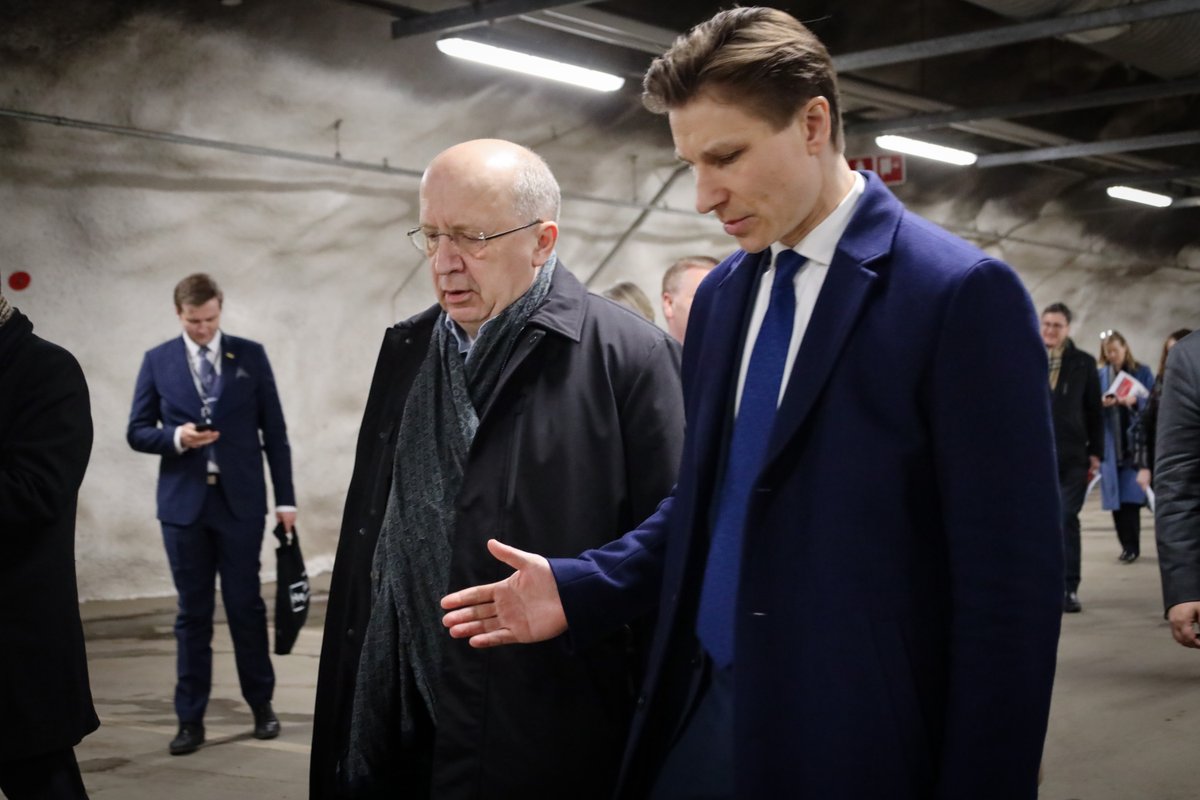 Puolustusministeri <a href="/anttihakkanen/">Antti Häkkänen</a> tapasi tänään Suomessa vierailevat EU-komissaarit Henna Virkkusen, Andrius Kubiliuksen, Magnus Brunnerin, Ekaterina Zaharievan ja Michael McGrathin.

Ministeri esitteli komissaareille 🇫🇮
 kokonaisturvallisuuden mallia Merihaan väestönsuojassa.