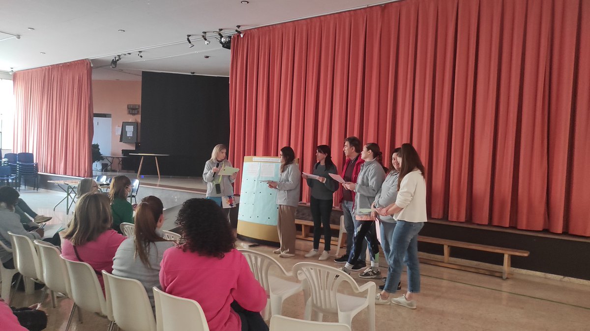 CEEVdlECheste's tweet image. El claustro pedagógico nos ayudó a compartir que valores aportamos en el trabajo, que relaciones establecemos en el mismo...a través de la lectura del capítulo: una buena vida en el trabajo del estudio de Harvard. ¡Qué importante es tener relaciones de calidad!