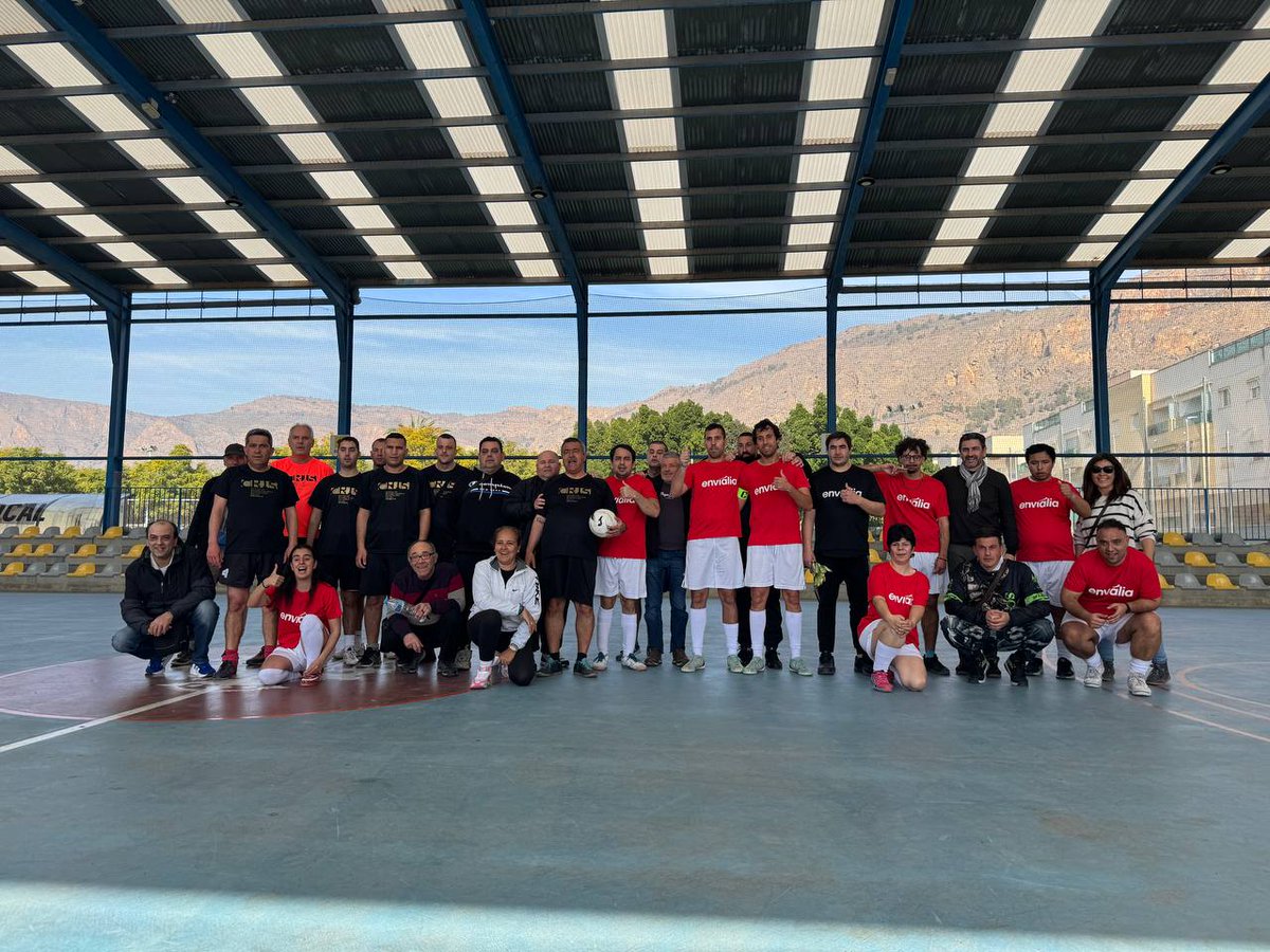 AfemEpc's tweet photo. ⚽ Día de fútbol con buena compañía y grandes momentos! Hoy nos toca enfrentarnos a CRIS de Orihuela en un partido lleno de pasión y superación. 🏆 Nada como el deporte para fortalecer el cuerpo, despejar la mente y disfrutar con amigos.  ¡Vamos con todo! ¿Listos para jugar? ⚽ https://t.co/IEAHKmX9DX