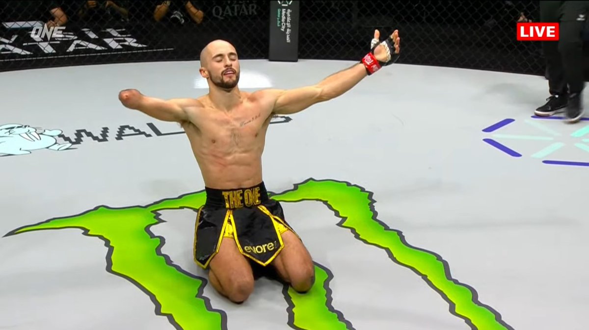 Jake Peacock 🦚 TKOs Suzuki in R3 after 4 knockdowns. That was a masterclass by Peacock 👏🏻

#ONE171