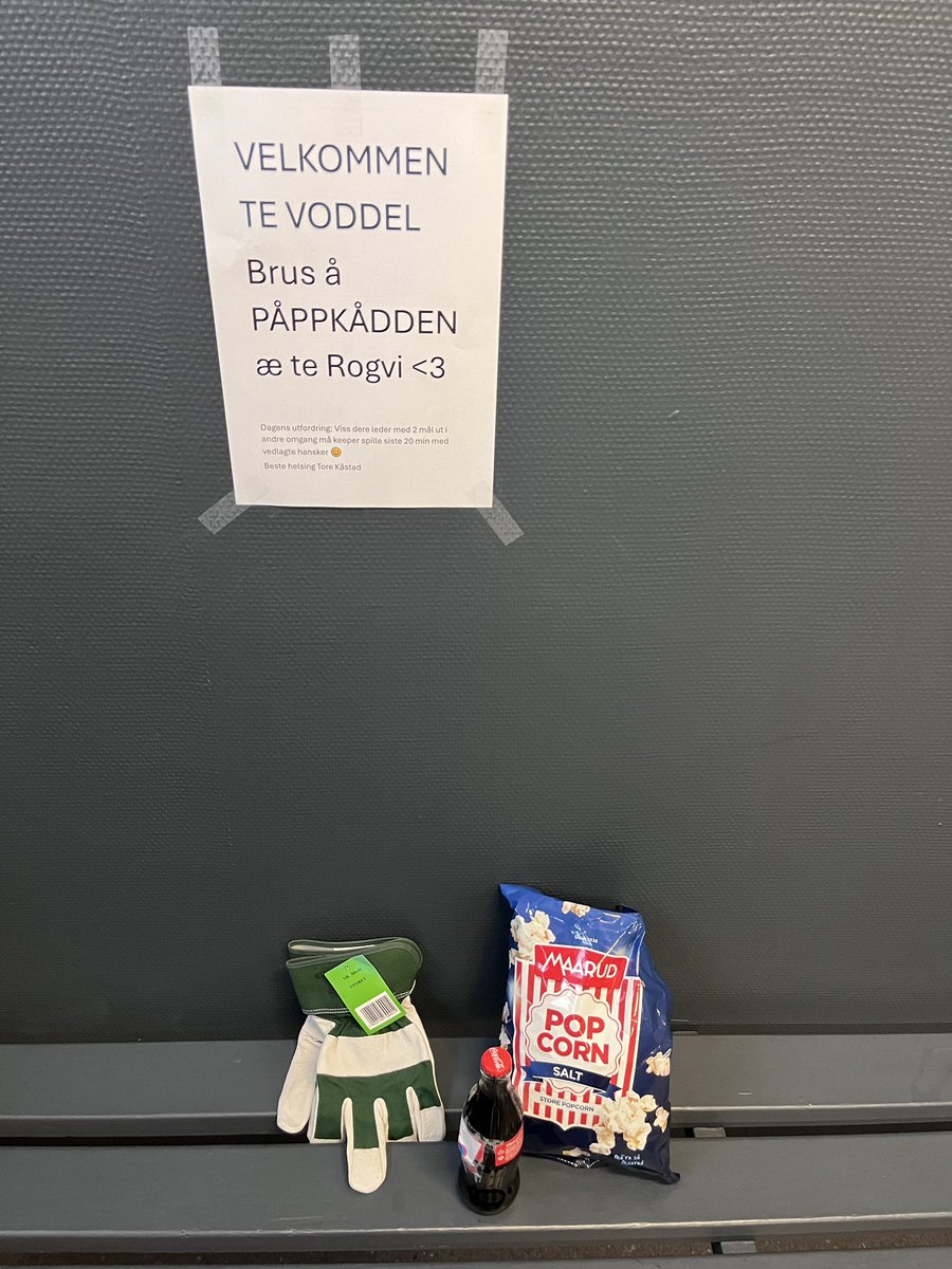 Noen bortearenaer er bedre enn andre. I lokalfotball er stort sett alle i en egen klasse, men Tore Kåstad, komiker og speaker på Voll leverer alltid!