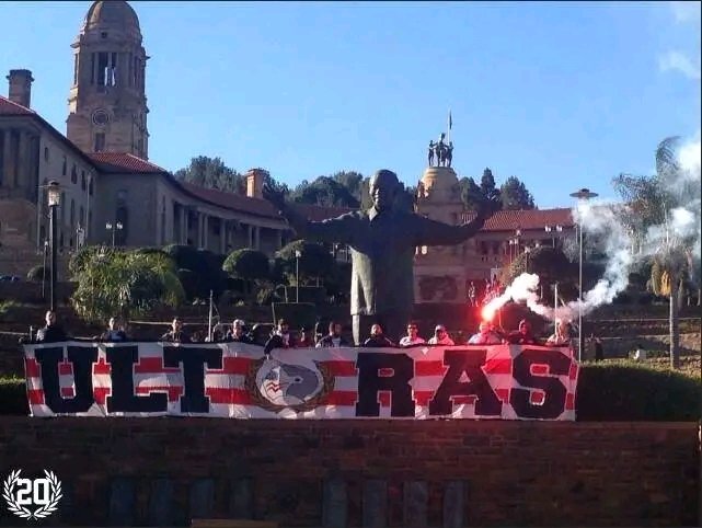 اولتراس وايت نايتس من امام تمثال نيلسون ما نديلا 
بريتوريا جنوب افريقيا في عام ٢٠١٦