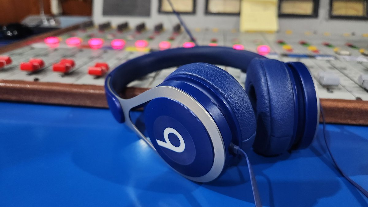 omar_machain's tweet photo. 💥 #Detonadores ¡Estoy listo para llevar #BuenaMúsica a sus oídos este jueves!
El hashtag del día es 👇
#NoTolero...
🔴 AL AIRE de 10 a 11AM en #ZONAdeConexión 📻🎙️🎶🎧😀
A través de @ZONA3Noticias 🎵💥 ¡Música que une generaciones! https://t.co/e7rFF9aYfj