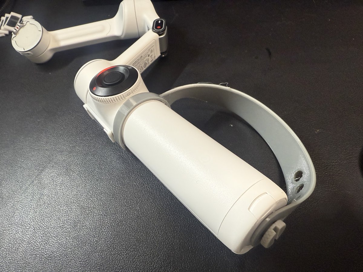 shinoblogavi's tweet image. #insta360flow2pro 用のハンドストラップですが、何名の方からライトグレー希望のリクエストがありました。グリップ部がライトグレーですからね。ライトグレーはないのですがグレーを入手して試作中。

あとは、MagSafeプレート用のホルダーも試作中。