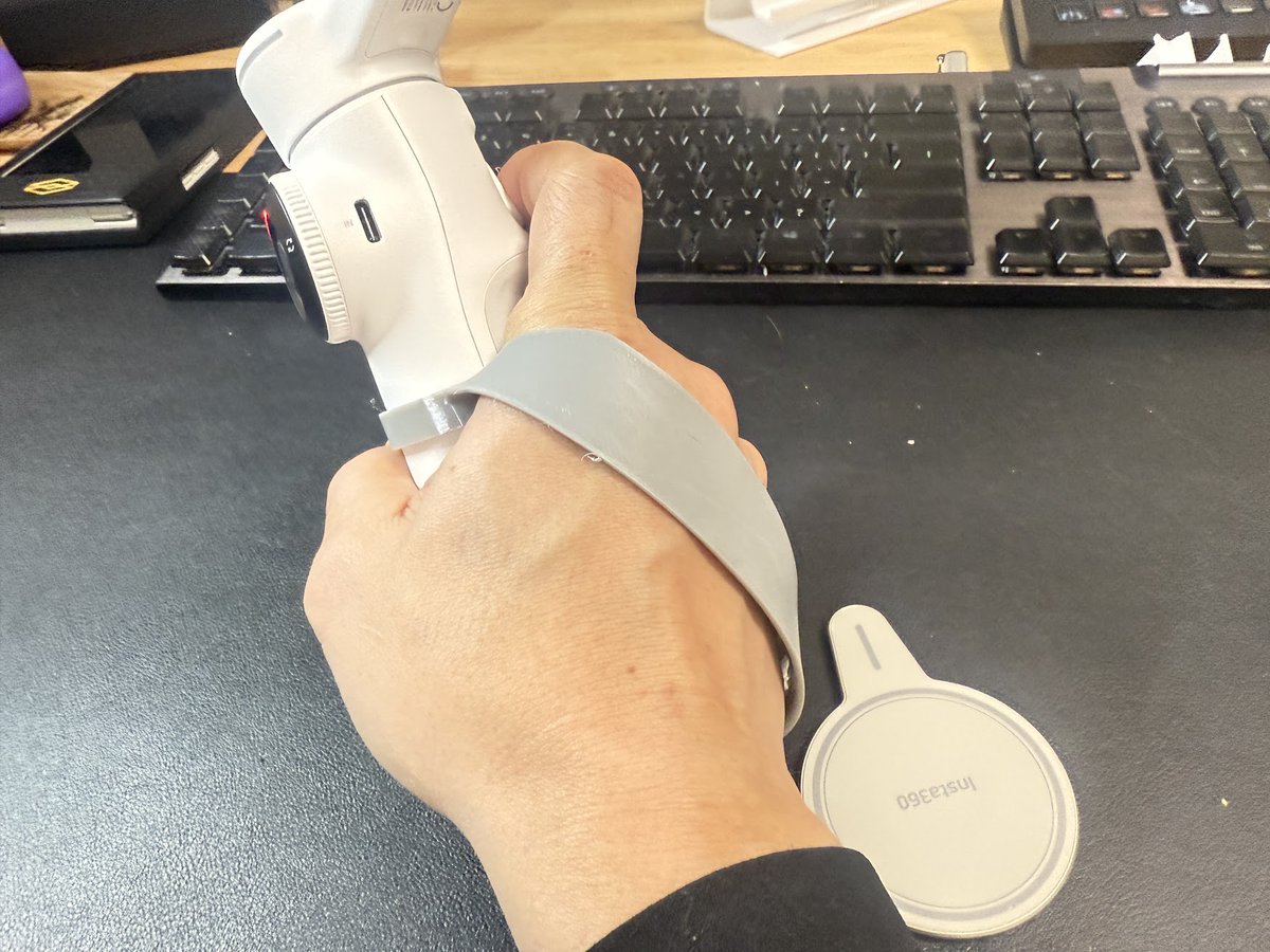 shinoblogavi's tweet image. #insta360flow2pro 用のハンドストラップですが、何名の方からライトグレー希望のリクエストがありました。グリップ部がライトグレーですからね。ライトグレーはないのですがグレーを入手して試作中。

あとは、MagSafeプレート用のホルダーも試作中。