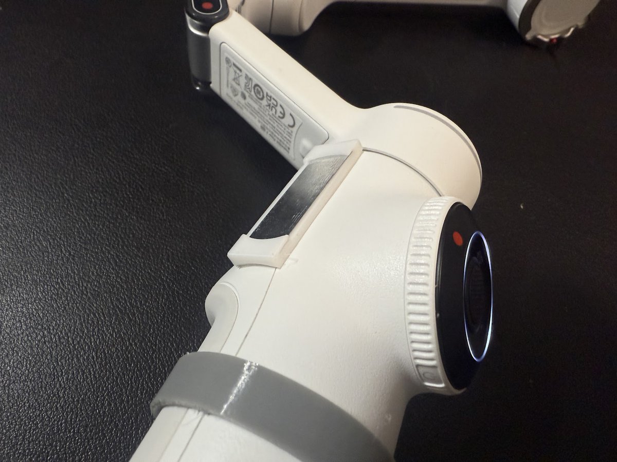 shinoblogavi's tweet image. #insta360flow2pro 用のハンドストラップですが、何名の方からライトグレー希望のリクエストがありました。グリップ部がライトグレーですからね。ライトグレーはないのですがグレーを入手して試作中。

あとは、MagSafeプレート用のホルダーも試作中。