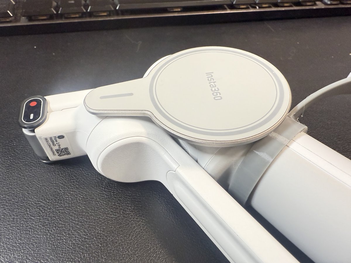 shinoblogavi's tweet image. #insta360flow2pro 用のハンドストラップですが、何名の方からライトグレー希望のリクエストがありました。グリップ部がライトグレーですからね。ライトグレーはないのですがグレーを入手して試作中。

あとは、MagSafeプレート用のホルダーも試作中。