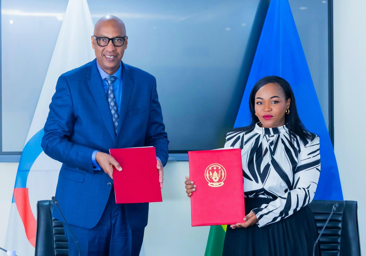 OIFrancophonie's tweet image. Le Conseiller spécial de la Secrétaire générale de la #Francophonie, @NyaruhiriraD, et la Secrétaire Permanente du @RwandaMFA, @MukekaClem, ont signé aujourd’hui la Convention marquant le début des préparatifs de la 46e Conférence Ministérielle de la Francophonie, prévue du 20 au…