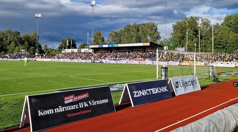 BBPatrik's tweet photo. En av de här två arenorna är godkända för Allsvenskt spel. Den andra är det inte. 
På den ena doftar det nyklippt gräs, läktarna är byggda i trä och du känner att du befinner dig på klassisk mark. 
Den andra är byggd i Duplo, saknar själ och spelunderlaget är gjort för att likna en gräsmatta, men består egentligen bara plaststrån och krossade gummidäck. 
Om nu Finnvedsvallen fått dispens under alla dessa år undrar man vilken hållhake Bravida Arena har på Svensk Fotboll, trots allt.