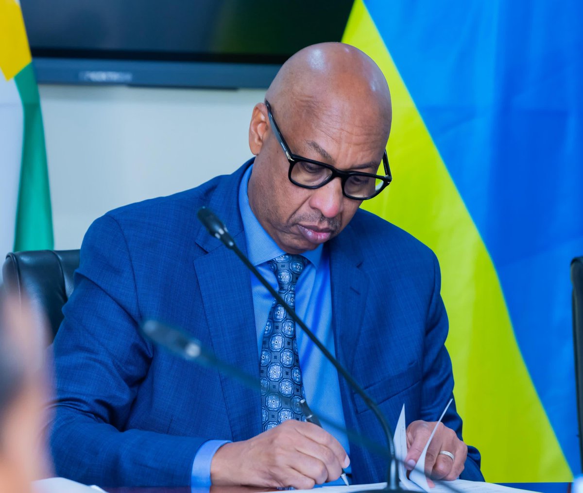 OIFrancophonie's tweet image. Le Conseiller spécial de la Secrétaire générale de la #Francophonie, @NyaruhiriraD, et la Secrétaire Permanente du @RwandaMFA, @MukekaClem, ont signé aujourd’hui la Convention marquant le début des préparatifs de la 46e Conférence Ministérielle de la Francophonie, prévue du 20 au…