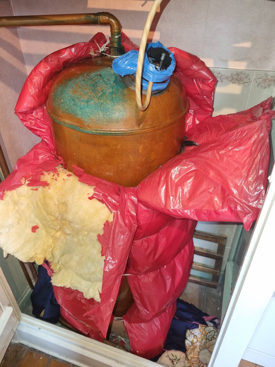 JamesPlumb2017's tweet photo. Today, I visited a lady from #Barnoldswick who had no #hot #water. 
Her son asked if I could help. 
She was quoted £800.00 by an emergency callout company for a new #water #cylinder because the plumber could not get the #immersion #Heater out. https://t.co/NsXeWtwqwa