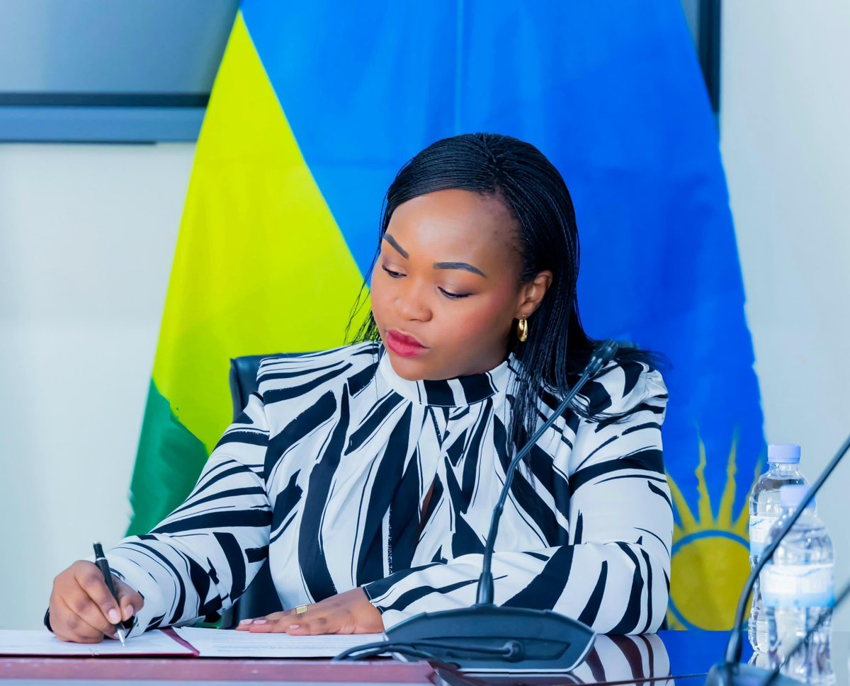 OIFrancophonie's tweet image. Le Conseiller spécial de la Secrétaire générale de la #Francophonie, @NyaruhiriraD, et la Secrétaire Permanente du @RwandaMFA, @MukekaClem, ont signé aujourd’hui la Convention marquant le début des préparatifs de la 46e Conférence Ministérielle de la Francophonie, prévue du 20 au…
