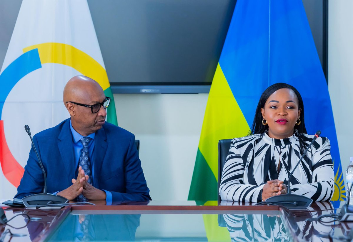 OIFrancophonie's tweet image. Le Conseiller spécial de la Secrétaire générale de la #Francophonie, @NyaruhiriraD, et la Secrétaire Permanente du @RwandaMFA, @MukekaClem, ont signé aujourd’hui la Convention marquant le début des préparatifs de la 46e Conférence Ministérielle de la Francophonie, prévue du 20 au…