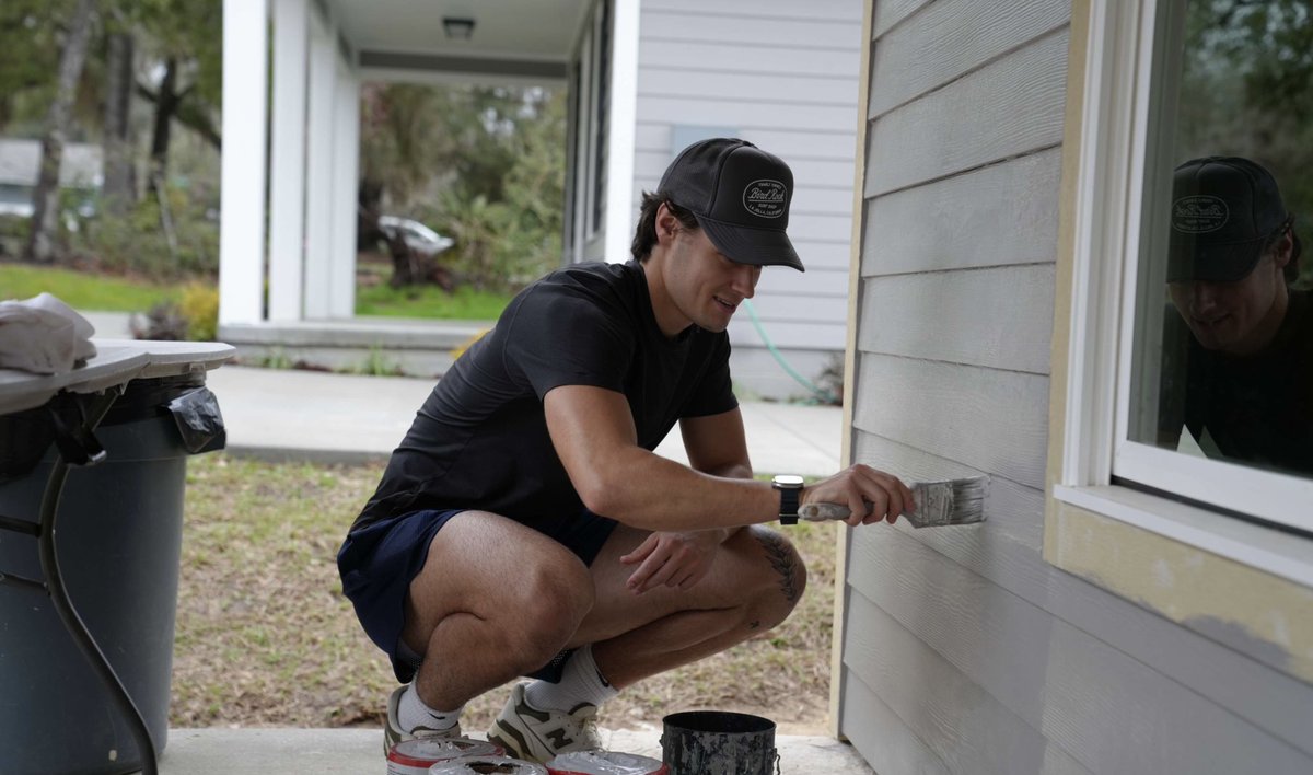 Enjoyed helping Habitat for Humanity yesterday with my teammates. Come be a part of it: alachuahabitat.org/volunteer @FL_Victorious #FVFoundation