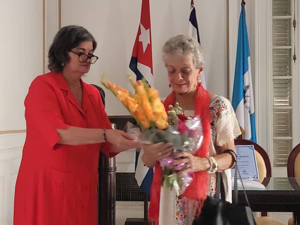 Hoy, en el Centro de Estudios Martianos, homenajeamos a la Dra C Francisca López Cibeira, Premio Nacional de Hiatoria 2008 y Premio Nacional de Ciencias Sociales 2022. Justo que, por su obra, se le dedique la #33FeriaDelLibroLH a quien es maestra de tantos, querida por todos.
