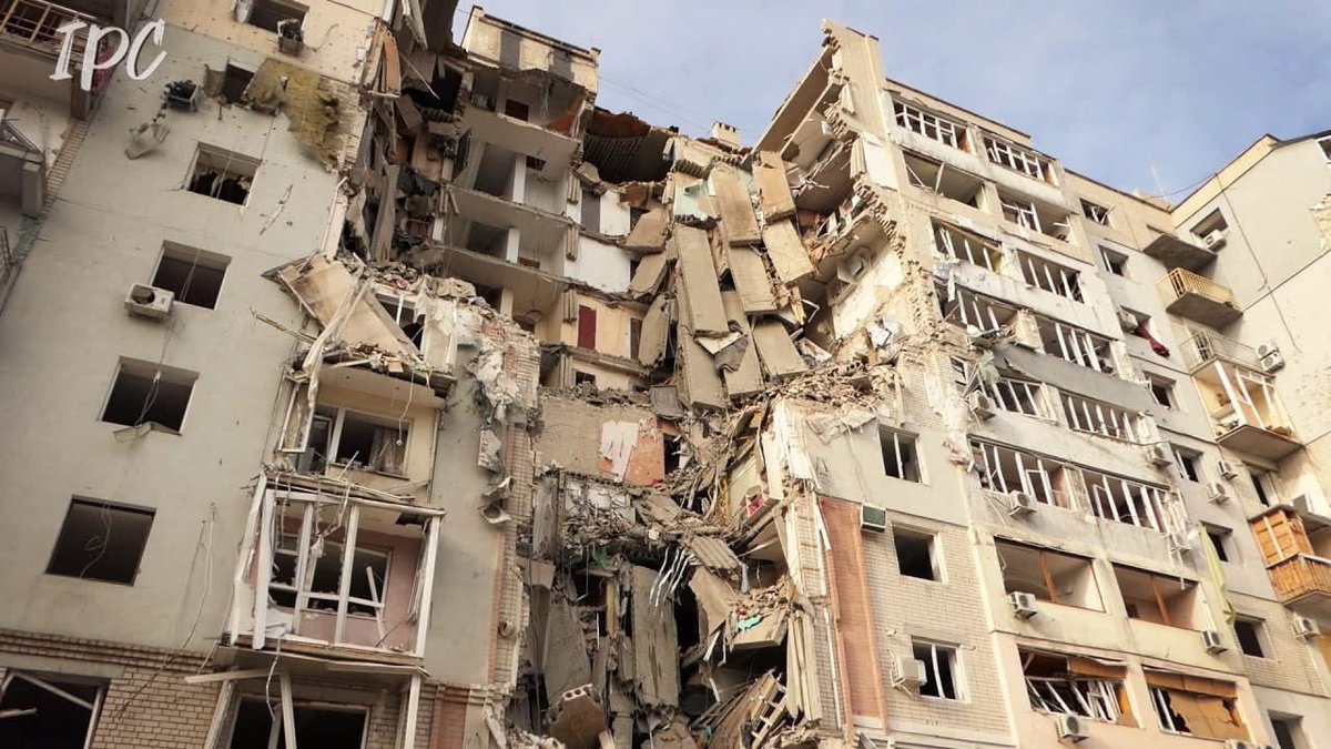 After almost a day of work, rescuers managed to find the body of the last missing person from the Russian airstrike  in Kherson. 
This is the mother of twins who were injured in the enemy attack. Currently, State Emergency Service workers are trying to unblock the woman's body.