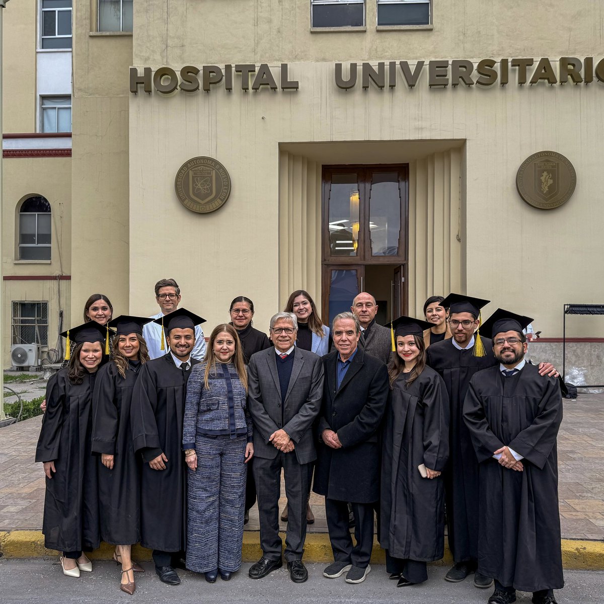 Foto de graduación de residentes de hematología de adultos y pediatría del hospital Universitario “Dr. Jose E. González UANL”