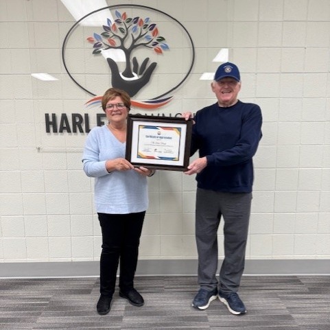 Book drive organizer Mel presenting Wendy from the Harlem Township with a certificate for their participation! #UnitedforLiteracy #UWRRV #Read #Local