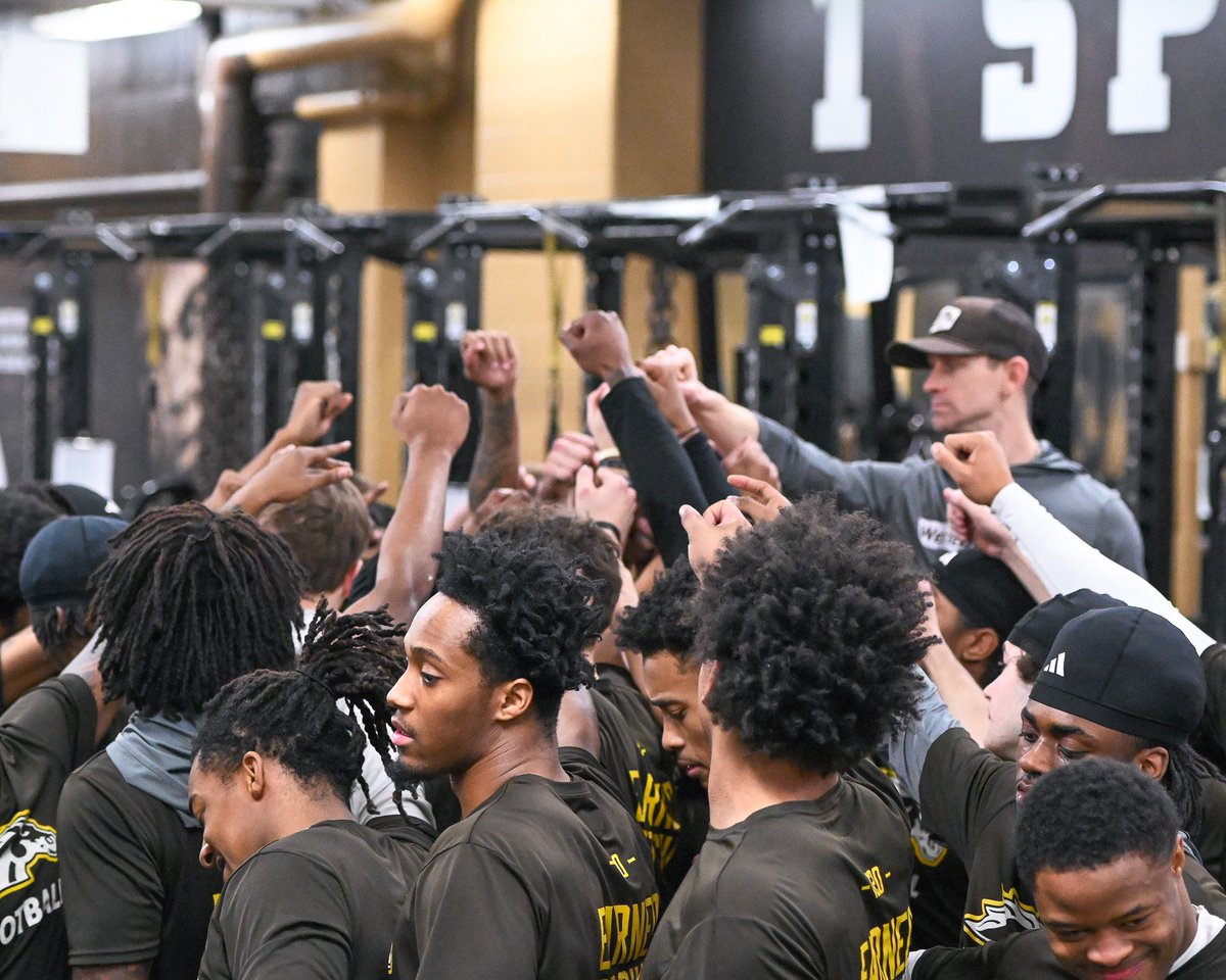 WMU_Football's tweet photo. day by day 🔁

#EAT | #BroncosReign https://t.co/co4QlQdckj